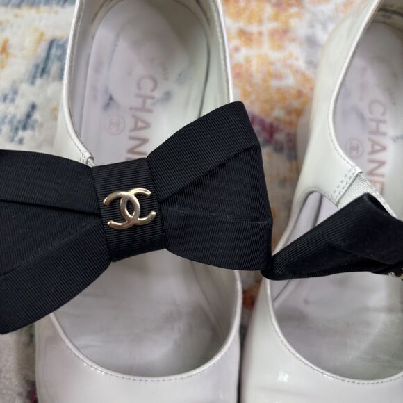 Chanel Patent Mary Jane CC Bow Pumps - Picture 10 of 16
